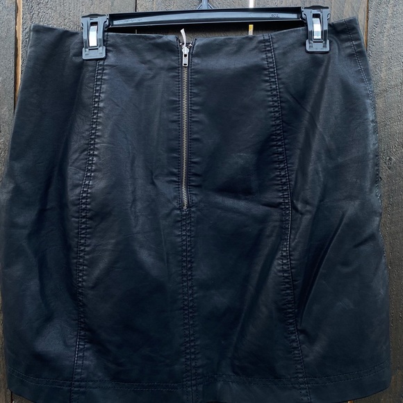 skirt - Picture 2 of 3